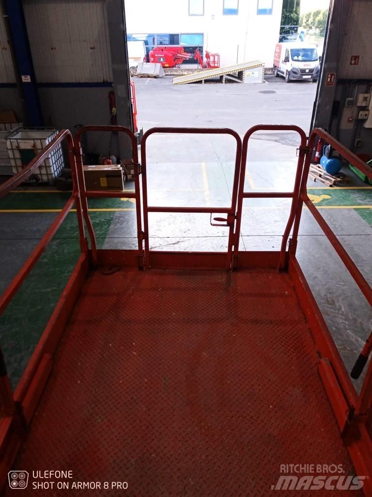 JLG 3369 LE رافعات مقصية الشكل