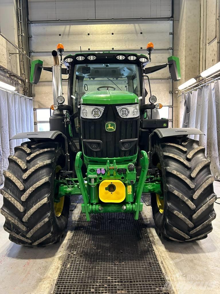John Deere 6R 215 الجرارات