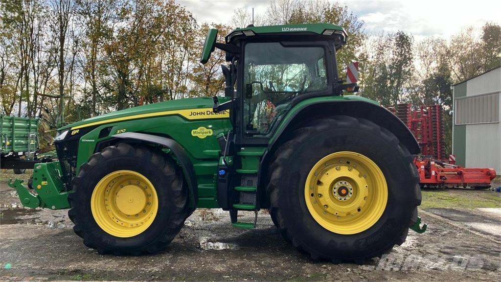 John Deere 8R 370 الجرارات