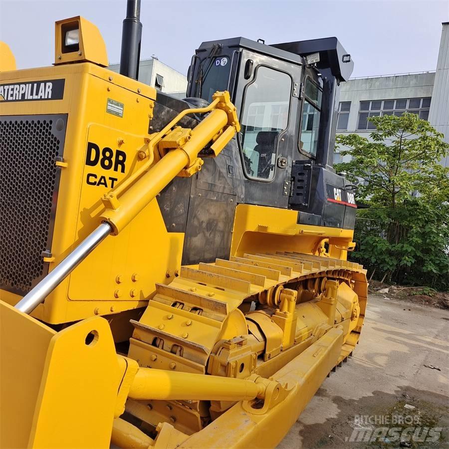 CAT D 8 R بلدوزرات مجنزرة
