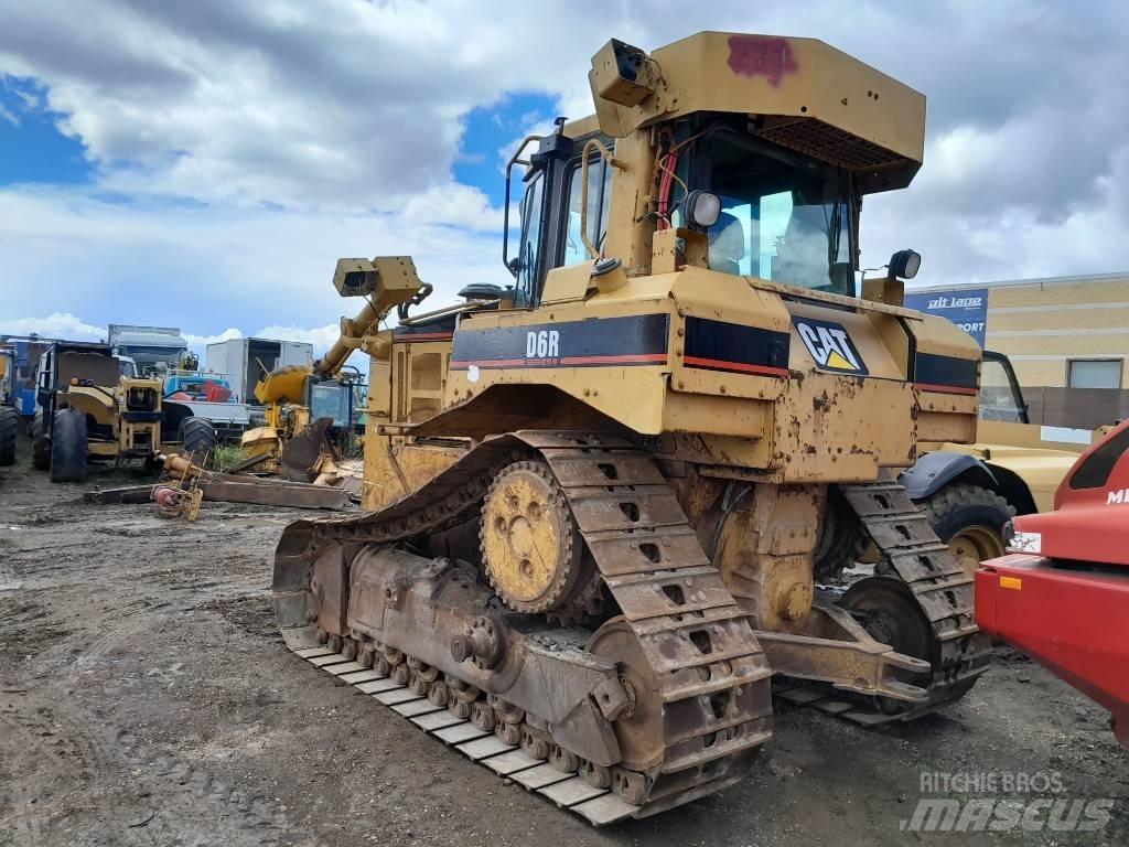 CAT D 6 R III بلدوزرات مجنزرة