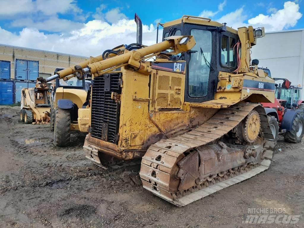 CAT D 6 R III بلدوزرات مجنزرة