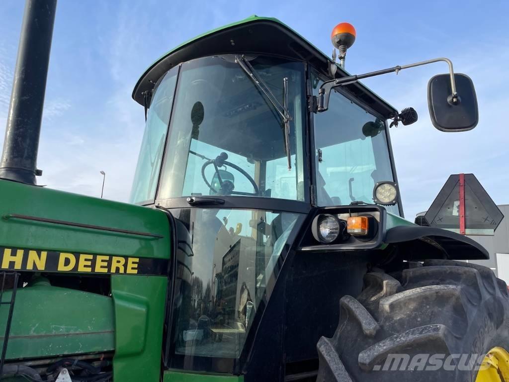 John Deere 4755 الجرارات