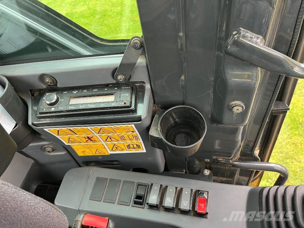 Komatsu PW 118 حفارات بعجل
