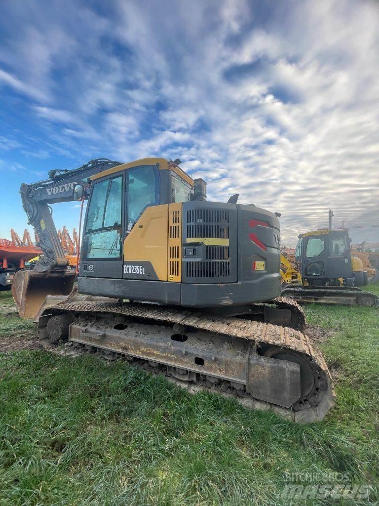 Volvo ECR 235 E حفارات زحافة