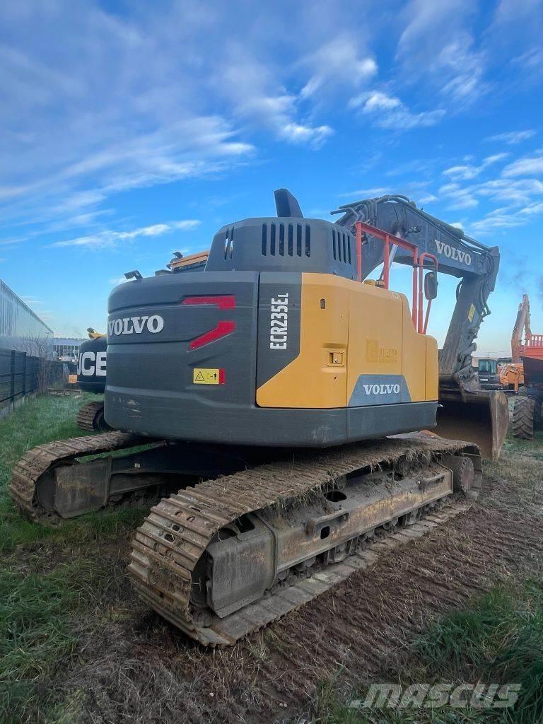 Volvo ECR 235 E حفارات زحافة