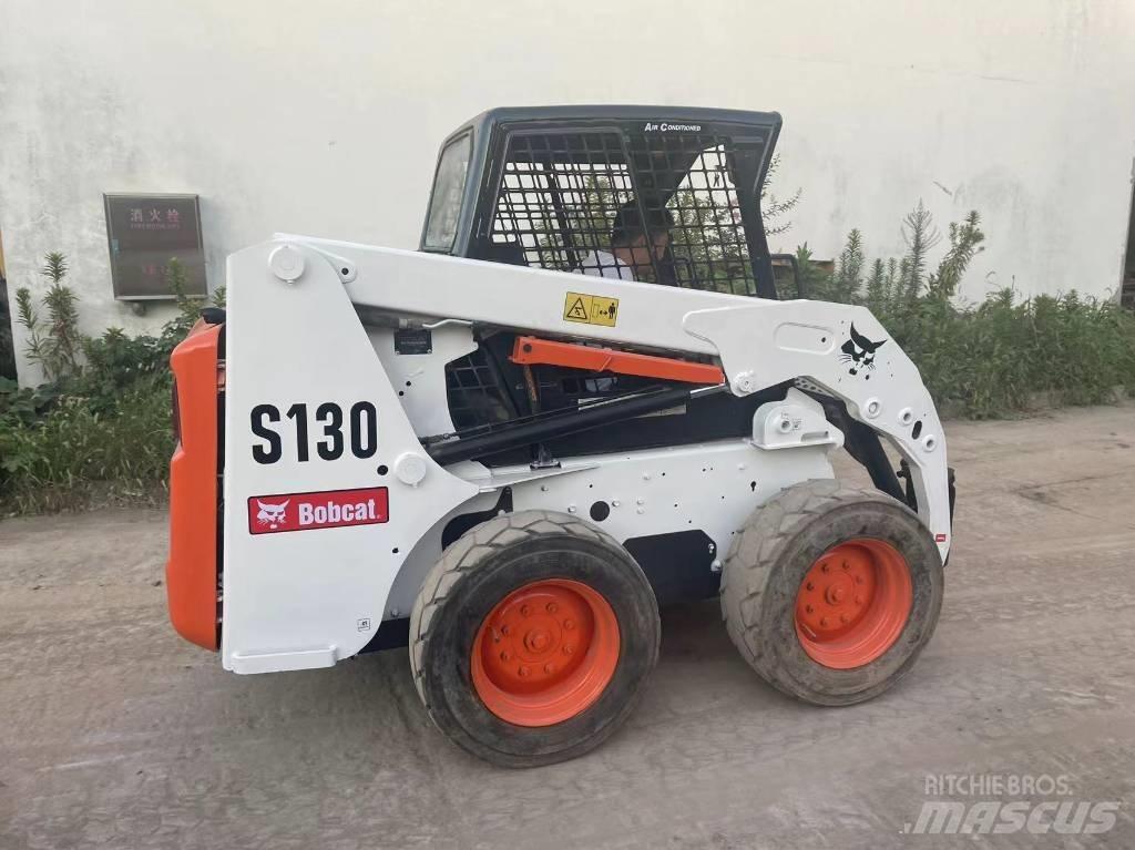 Bobcat S 130 لوادر انزلاقية التوجيه