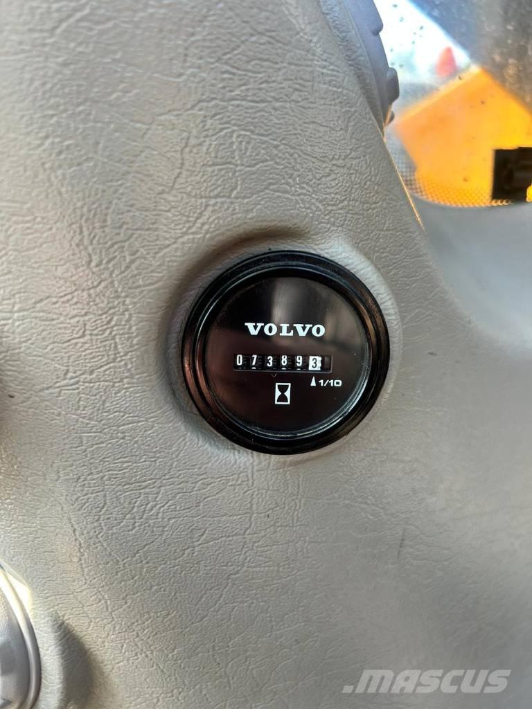 Volvo EC 220 E حفارات زحافة