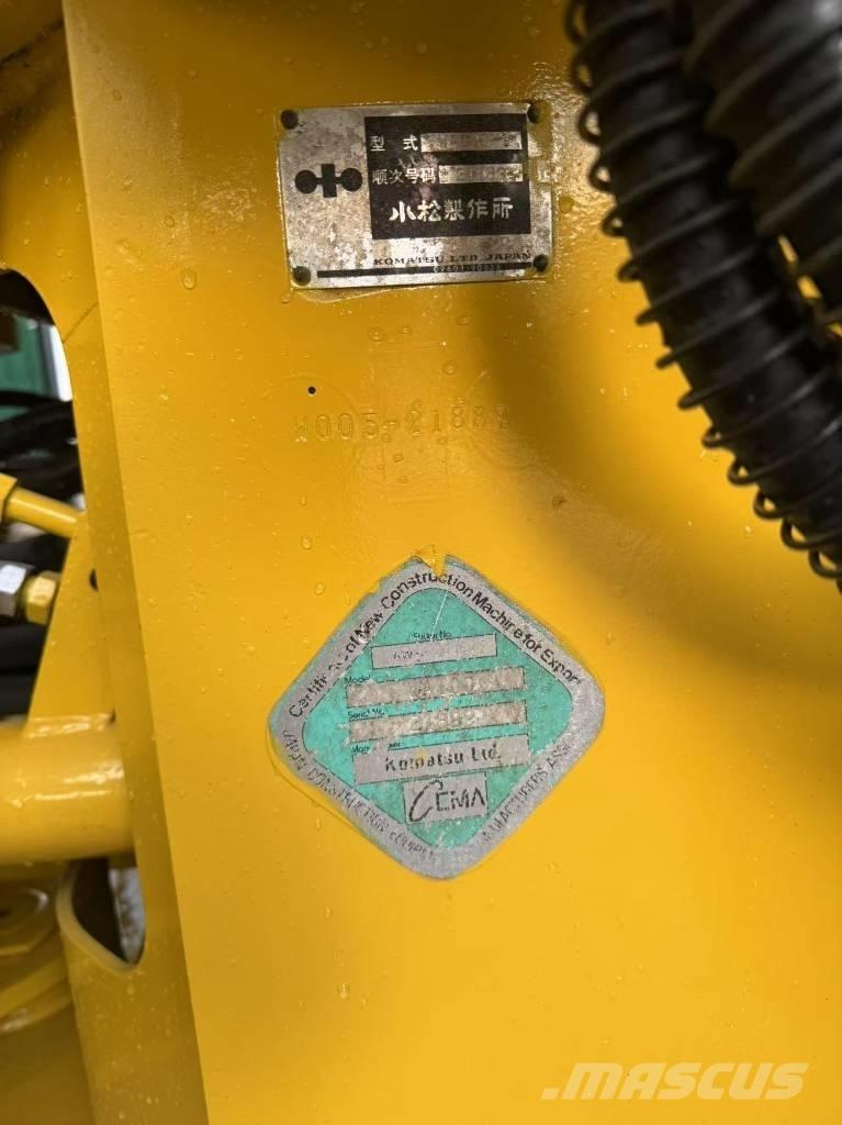 Komatsu wa100-1 لوادر بعجل