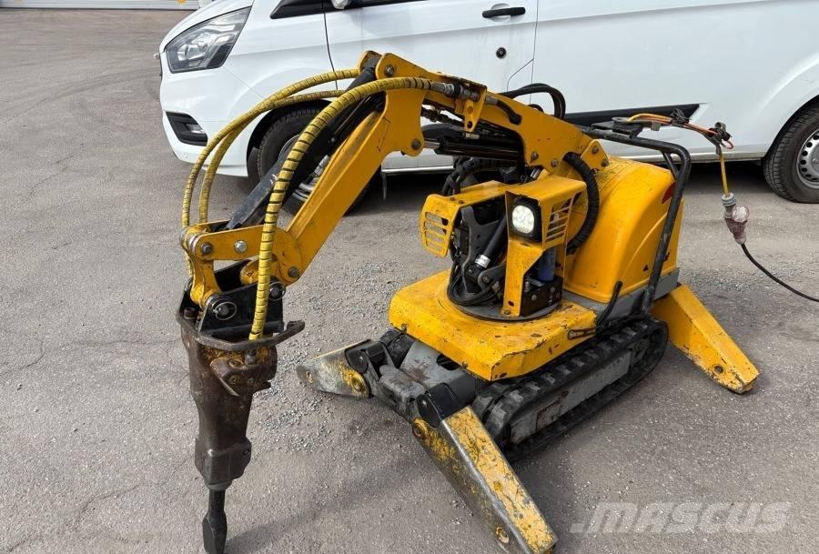 Brokk 50 حفارات هدم