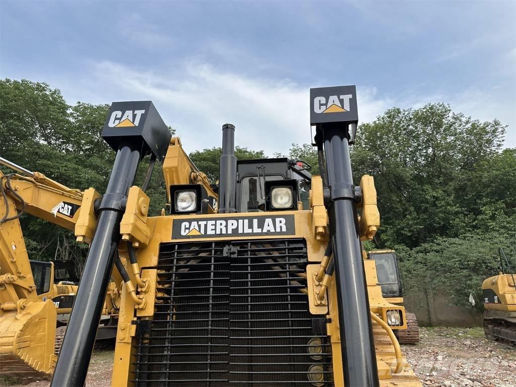 CAT D 7 R بلدوزرات مجنزرة
