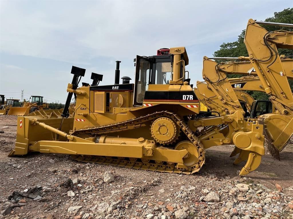 CAT D 7 R بلدوزرات مجنزرة
