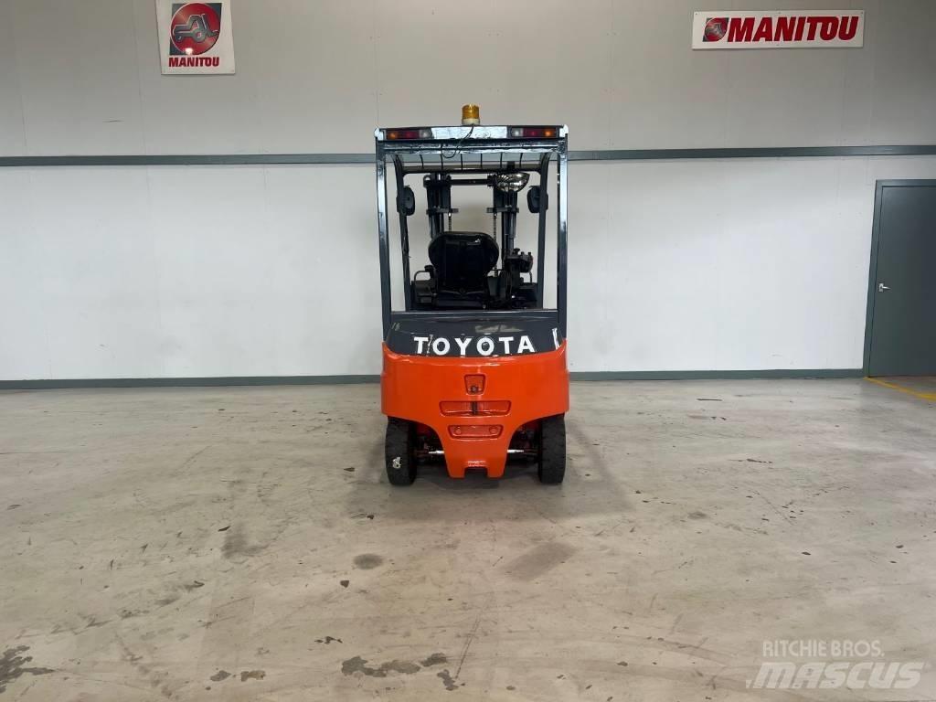 Toyota 8 FBMKT 25 شاحنات ذات رافعات شوكية تعمل بالكهرباء