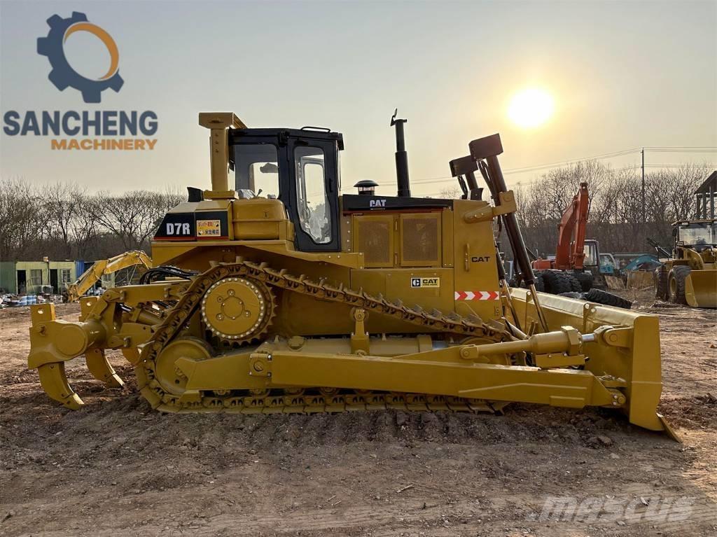 CAT D 7 R بلدوزرات مجنزرة