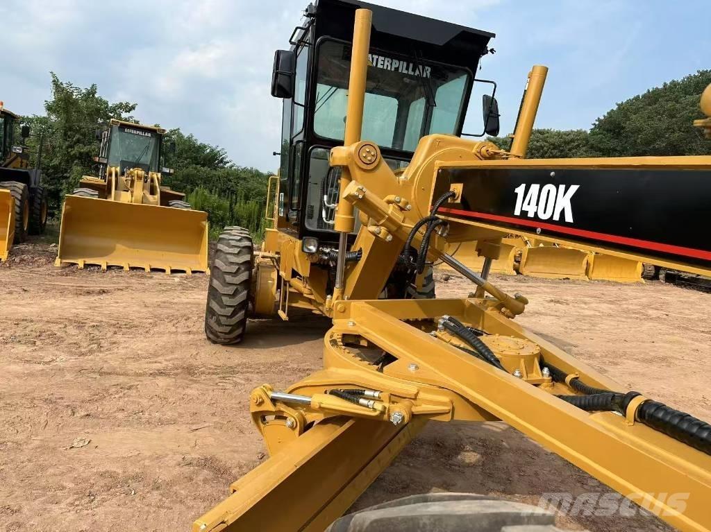 CAT 140 K معدات تمهيد الطرق