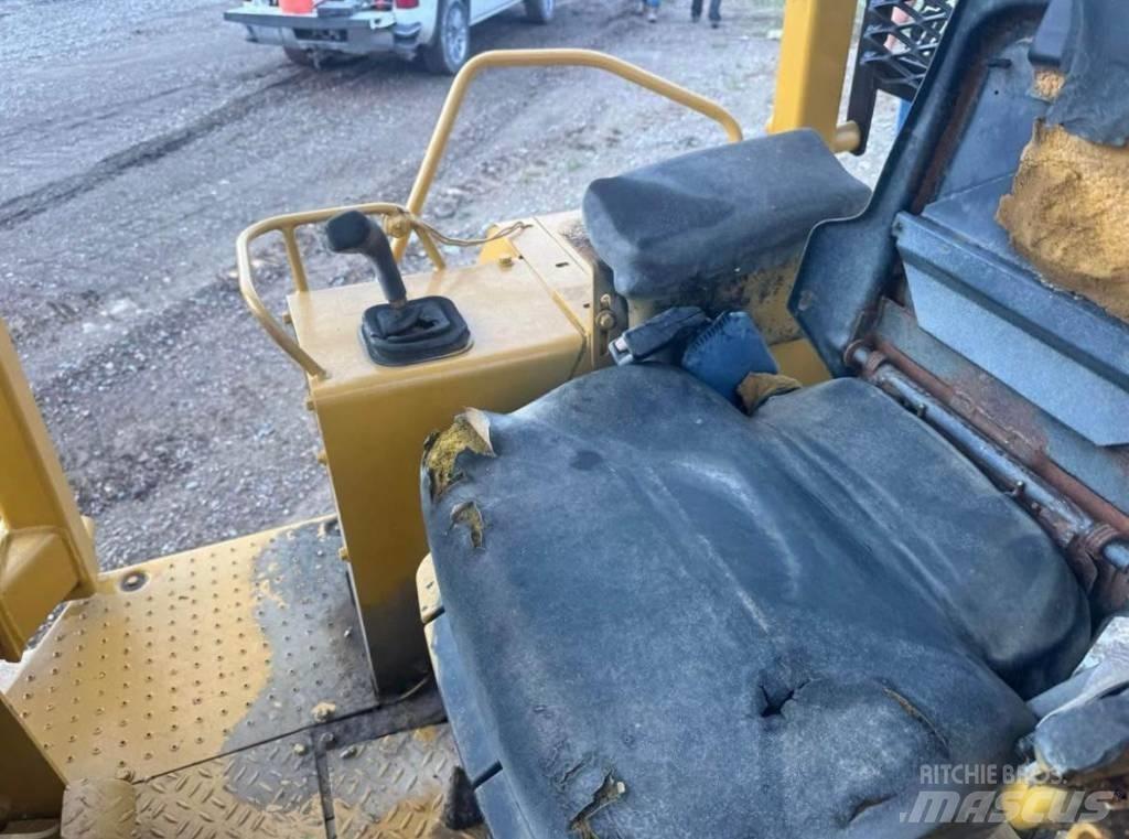 CAT D4C3 بلدوزرات مجنزرة