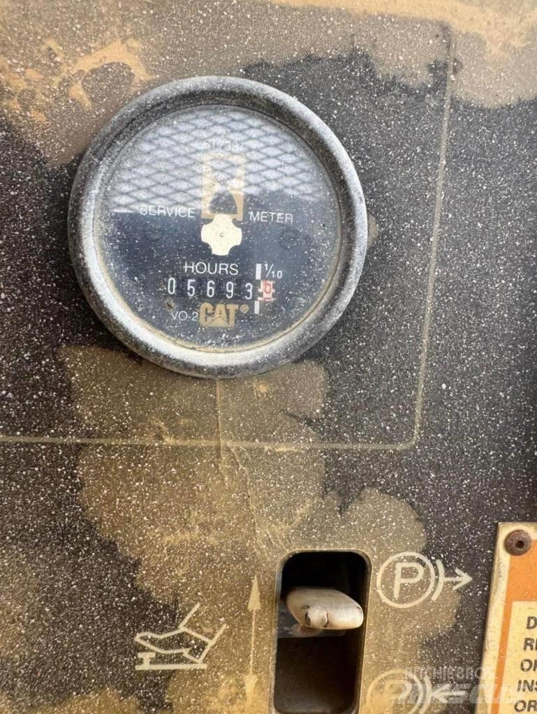 CAT D4C3 بلدوزرات مجنزرة