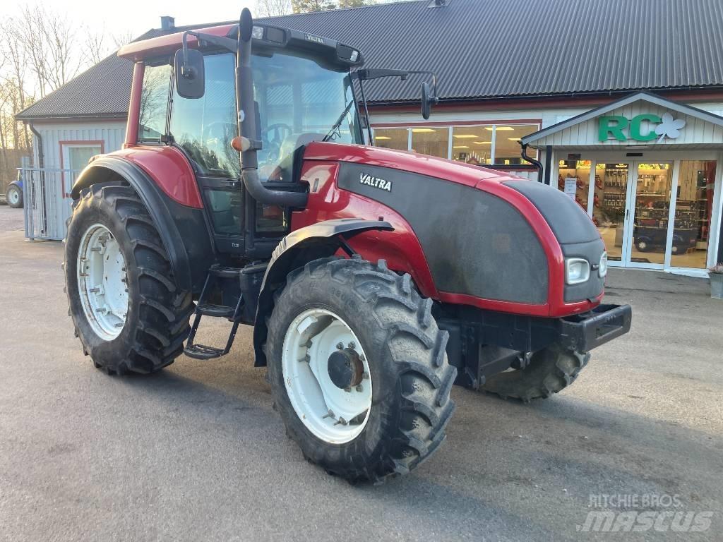 Valtra T 120 الجرارات