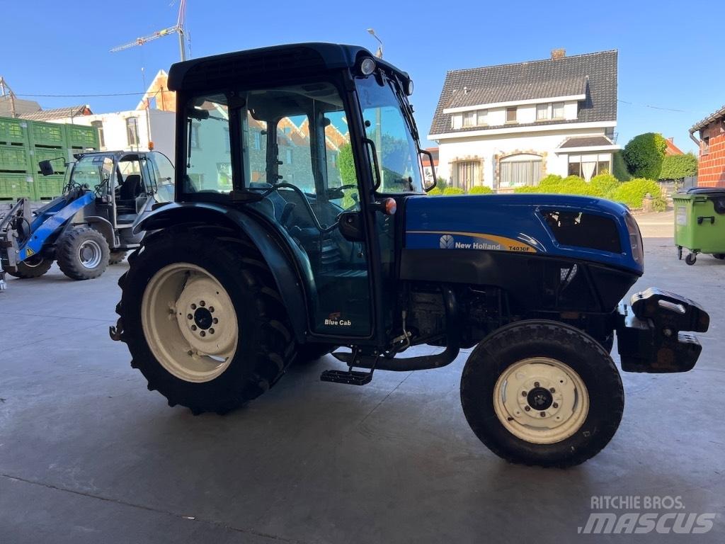 New Holland T4030F الجرارات