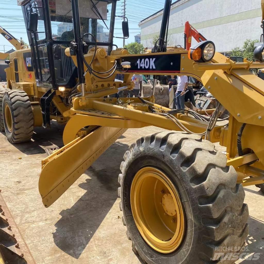 CAT 140 K معدات تمهيد الطرق