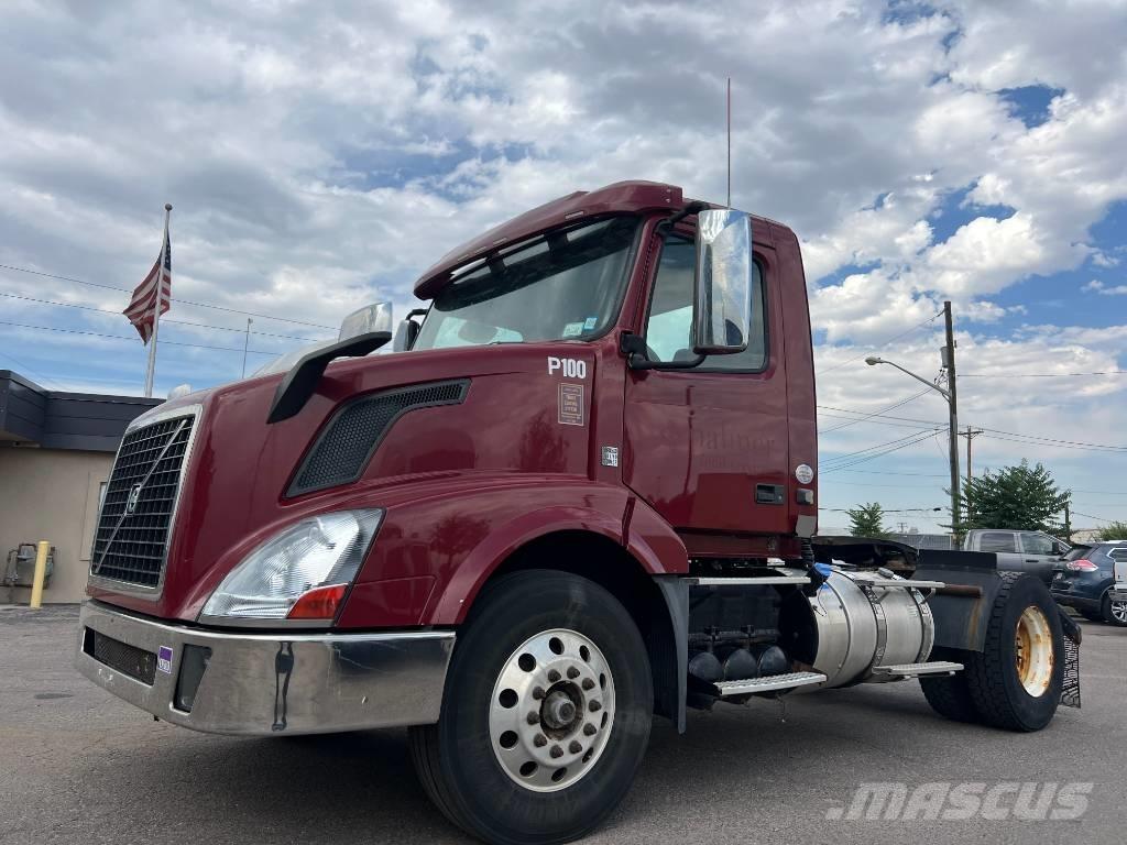 Volvo VNL 42 T300 وحدات الجر