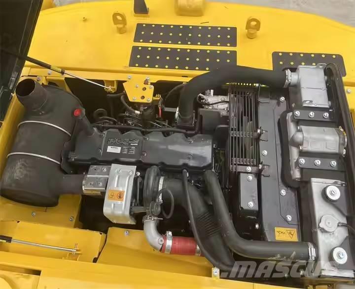 Komatsu PC220-8 حفارات زحافة