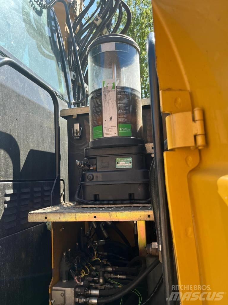 CAT M 313 D حفارات بعجل