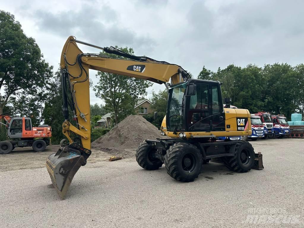 CAT M 313 D حفارات بعجل
