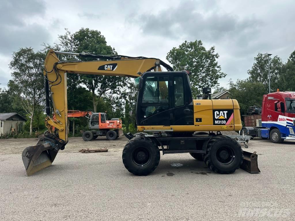 CAT M 313 D حفارات بعجل