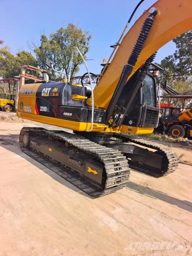 CAT 320 D2L حفارات زحافة