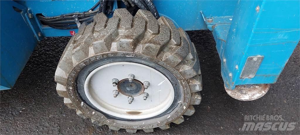  CX15, 4x4 رافعات مقصية الشكل