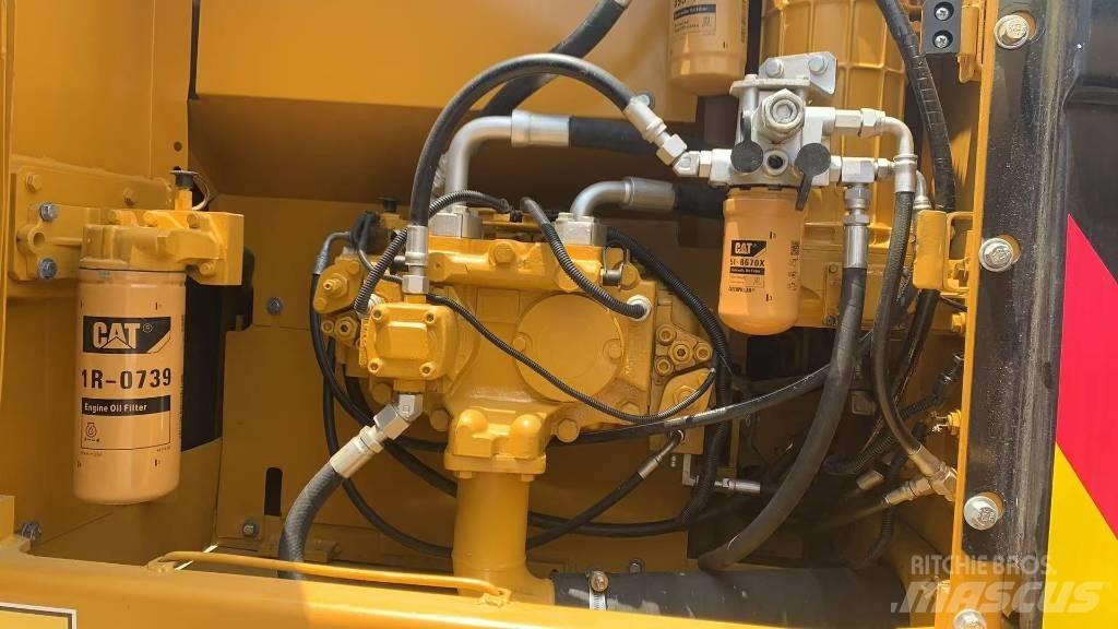 CAT 323 حفارات زحافة