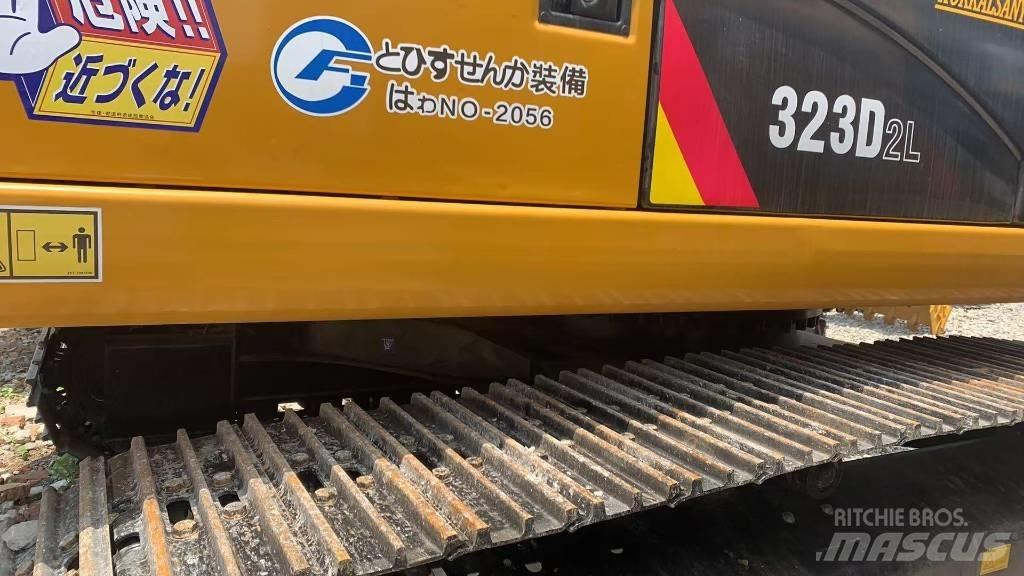 CAT 323 حفارات زحافة