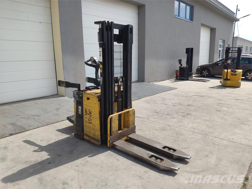 Yale MS15X IL شاحنات مناولة ذاتية الدفع