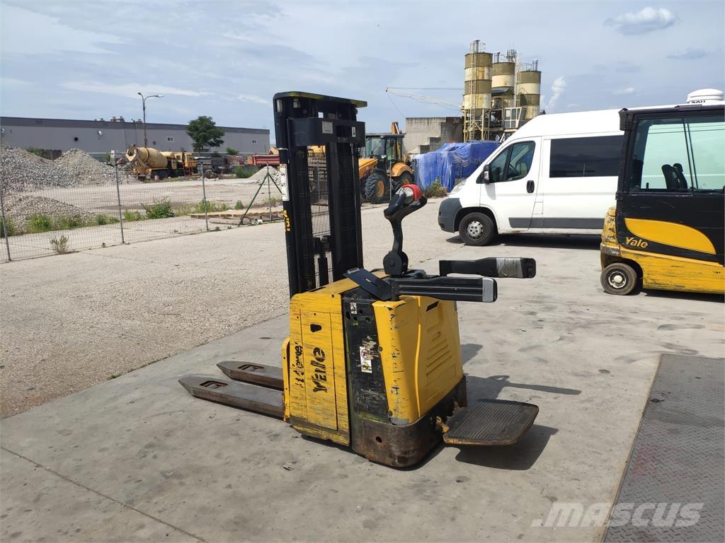 Yale MS15X IL شاحنات مناولة ذاتية الدفع
