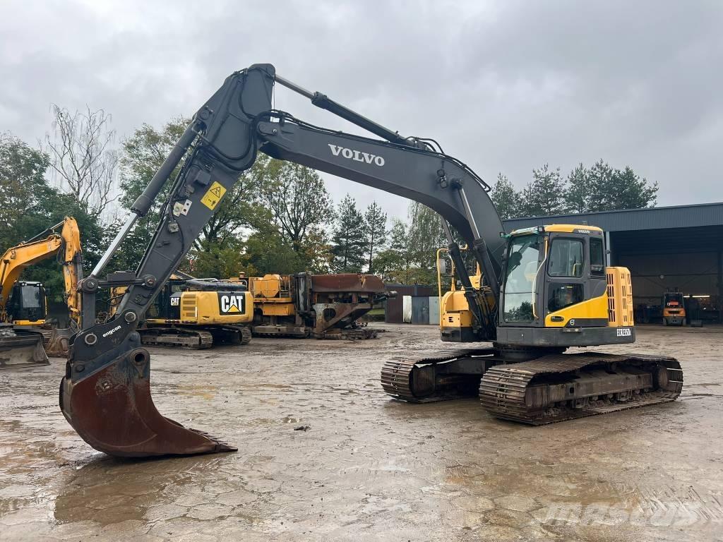 Volvo ECR 235 DL حفارات زحافة