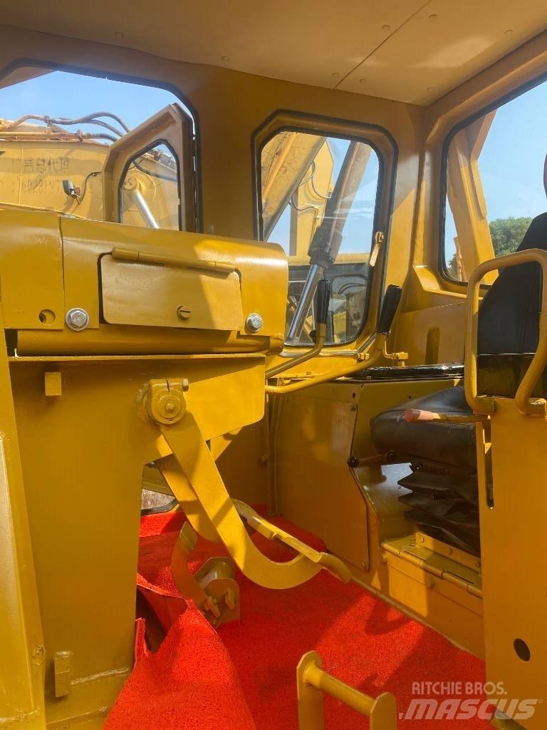 CAT D 8 K بلدوزرات مجنزرة