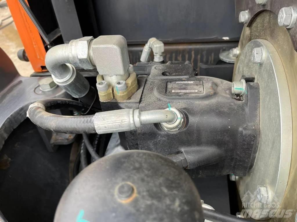 Doosan DX 140 LC حفارات زحافة