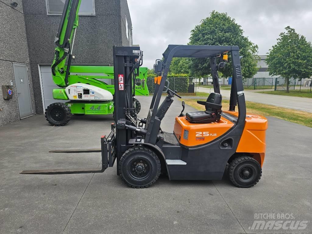 Doosan D 25 G شاحنات الديزل