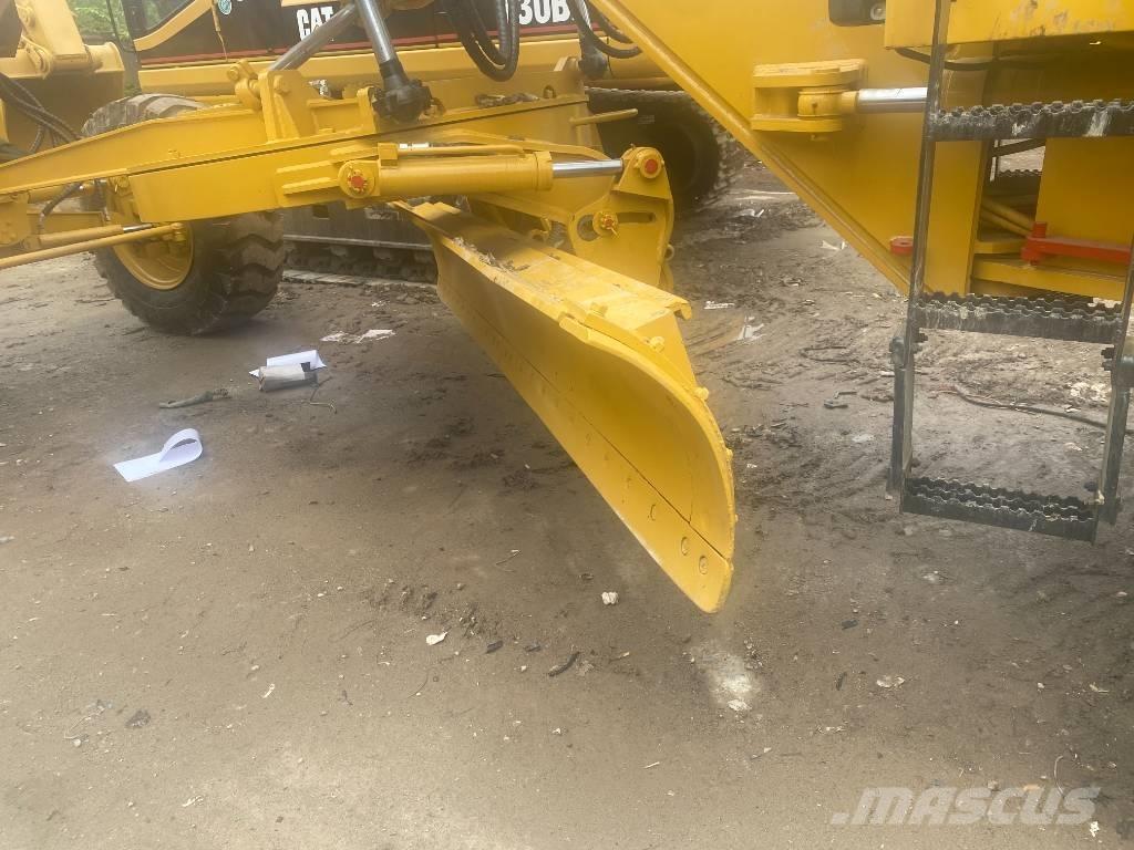 CAT 120 H معدات تمهيد الطرق