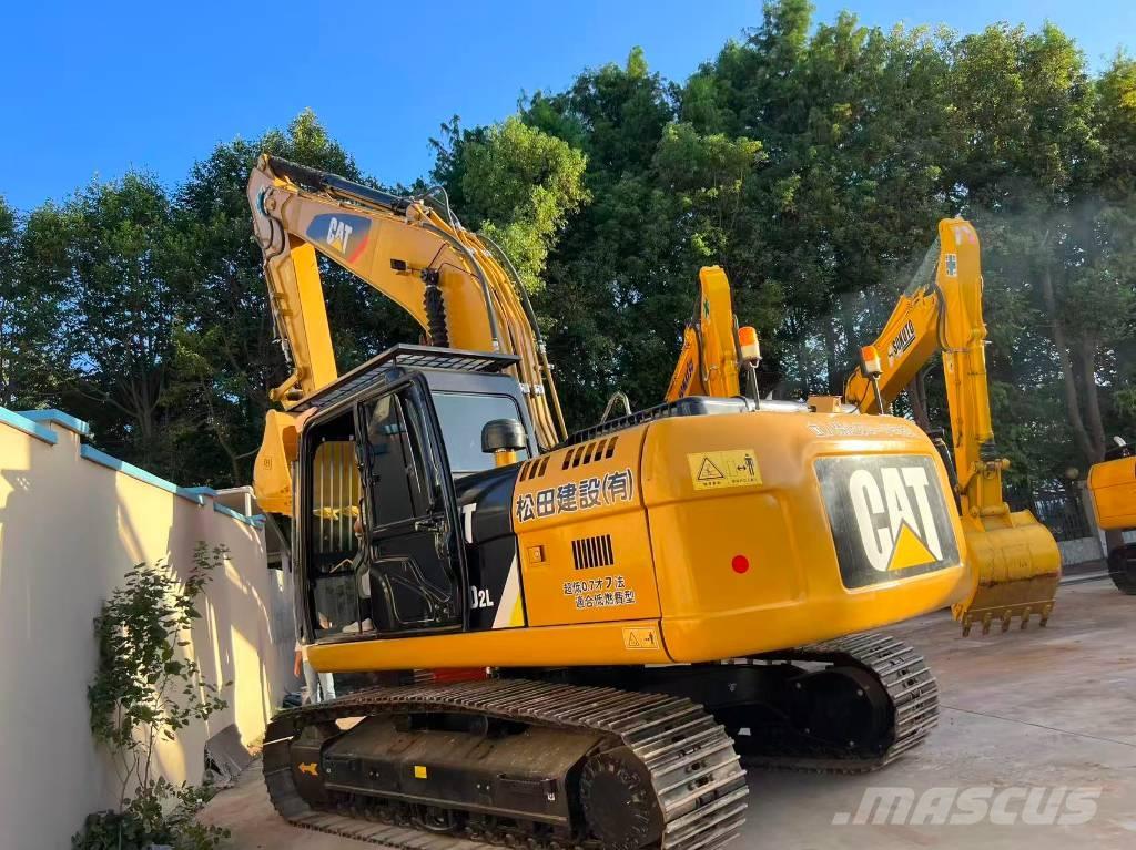 CAT 320 D حفارات زحافة