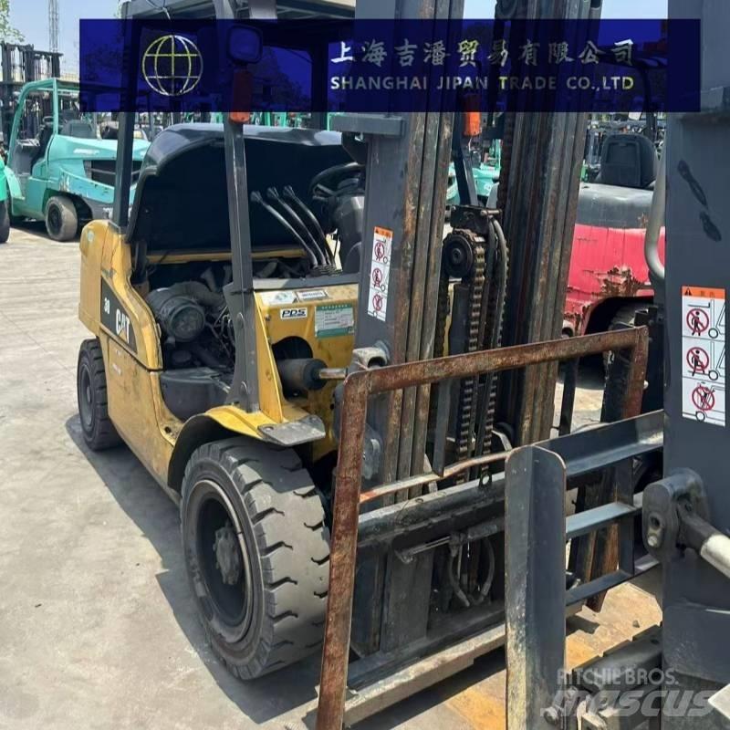 CAT DP 35 N شاحنات الديزل