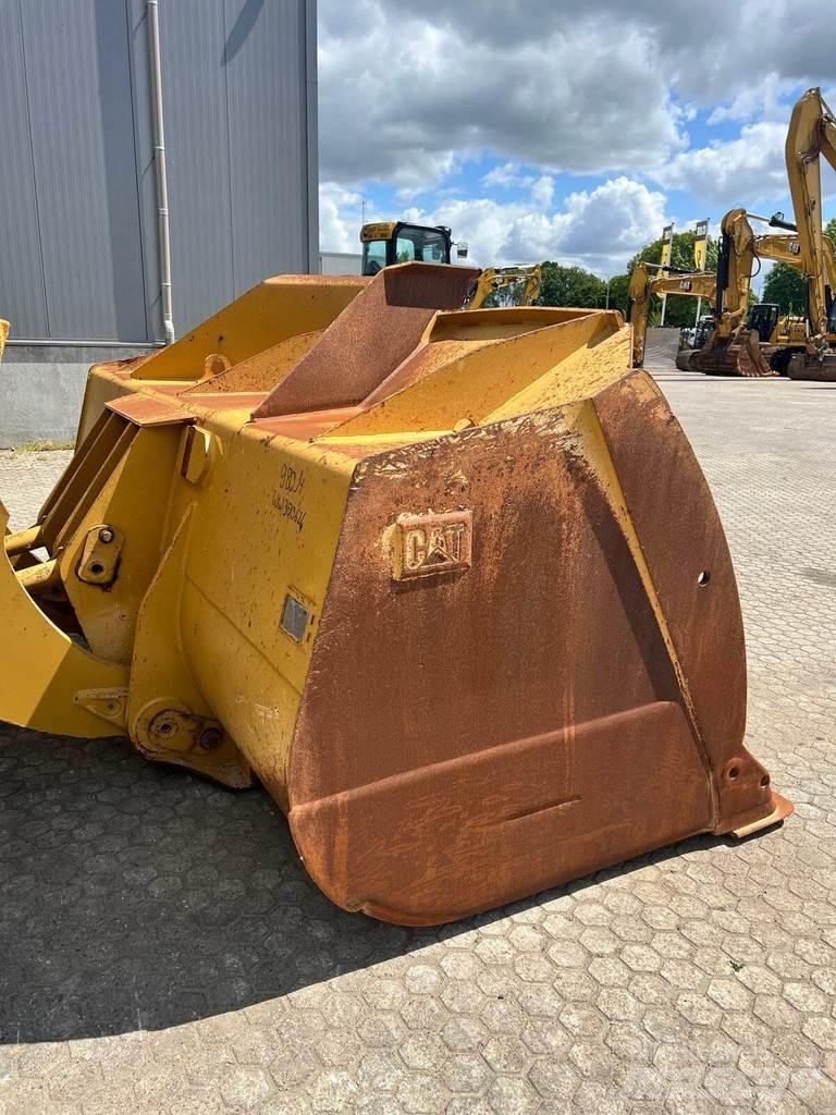 CAT 980M لوادر بعجل