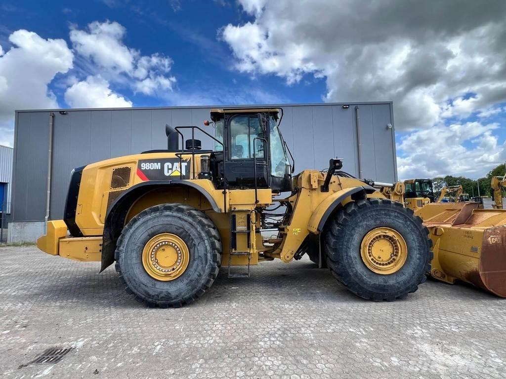 CAT 980M لوادر بعجل