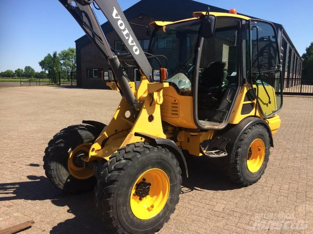 Volvo L 25 F لوادر بعجل
