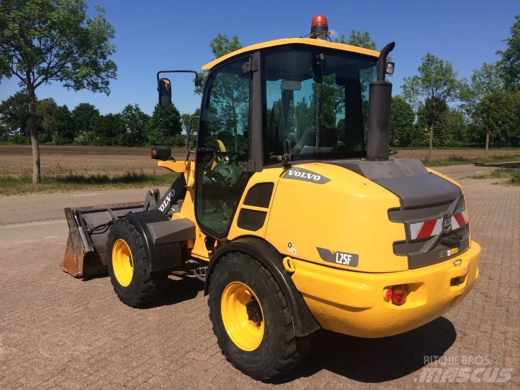 Volvo L 25 F لوادر بعجل