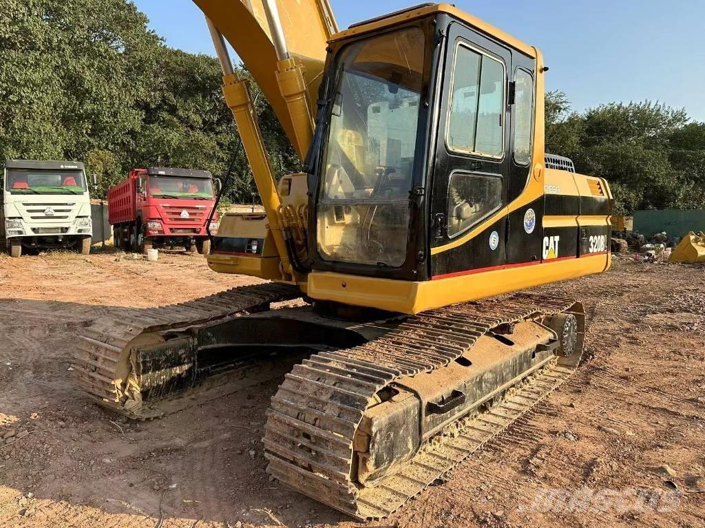 CAT 320 B حفارات زحافة