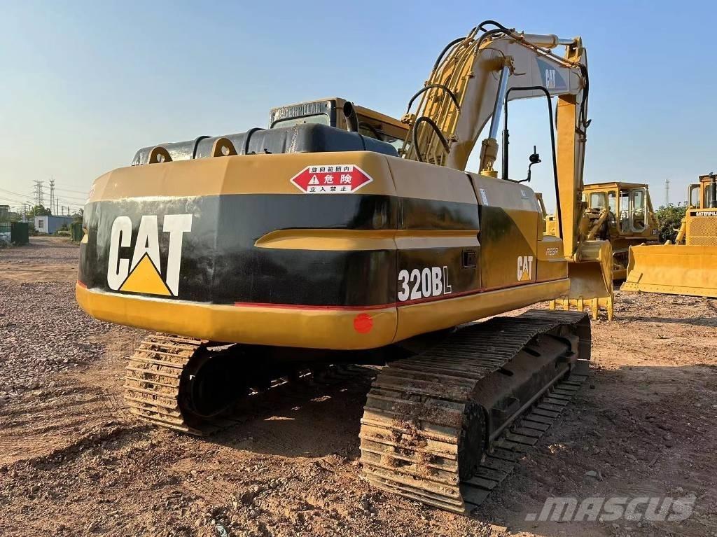 CAT 320 B حفارات زحافة
