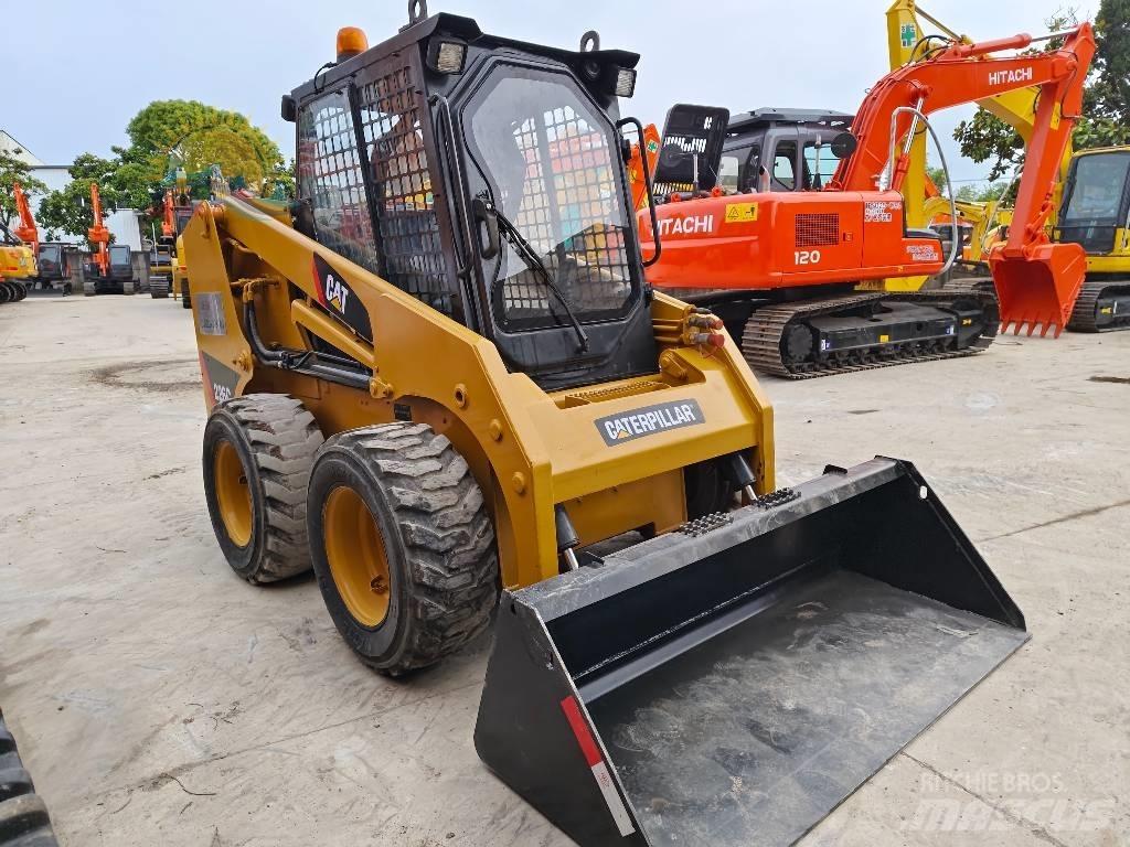 CAT 226 C لوادر انزلاقية التوجيه