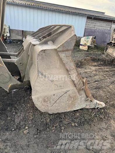 CAT 973C - لوادر بعجل